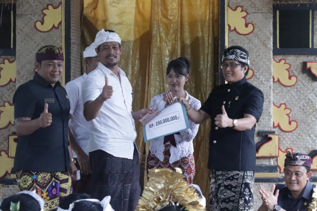 Bupati Giri Prasta Hadiri Karya Atma Wedana Mepandes lan Mepetik Desa Adat Getasan